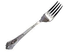 Серебряная вилка для рыбы с вензелем и объемным декором на ручке «Рельефный рисунок»
